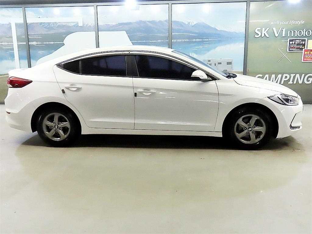 HYUNDAI Avante - Vista 3