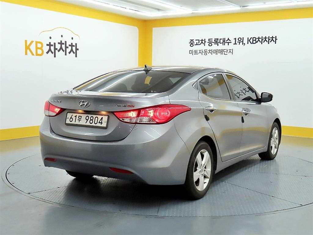 HYUNDAI Avante - Vista 4