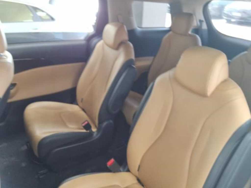 KIA Carnival - Vista 11