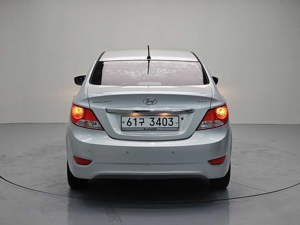 HYUNDAI Accent - Vista 3