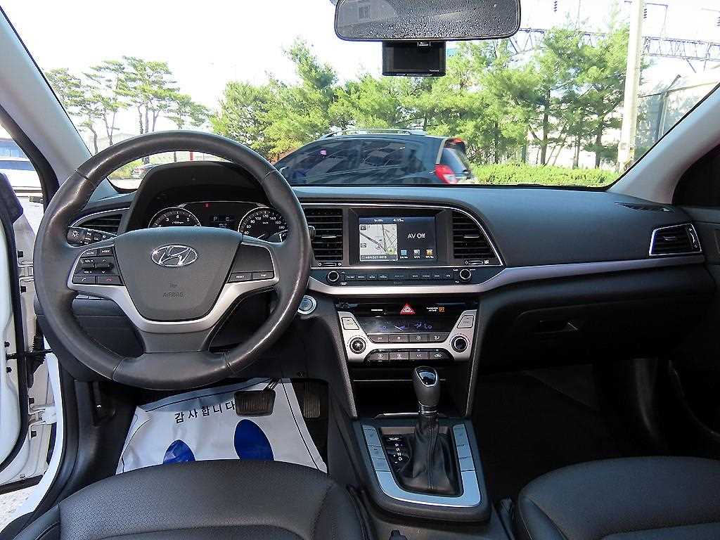HYUNDAI Avante - Vista 7