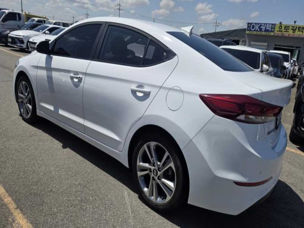 HYUNDAI Avante - Vista 3