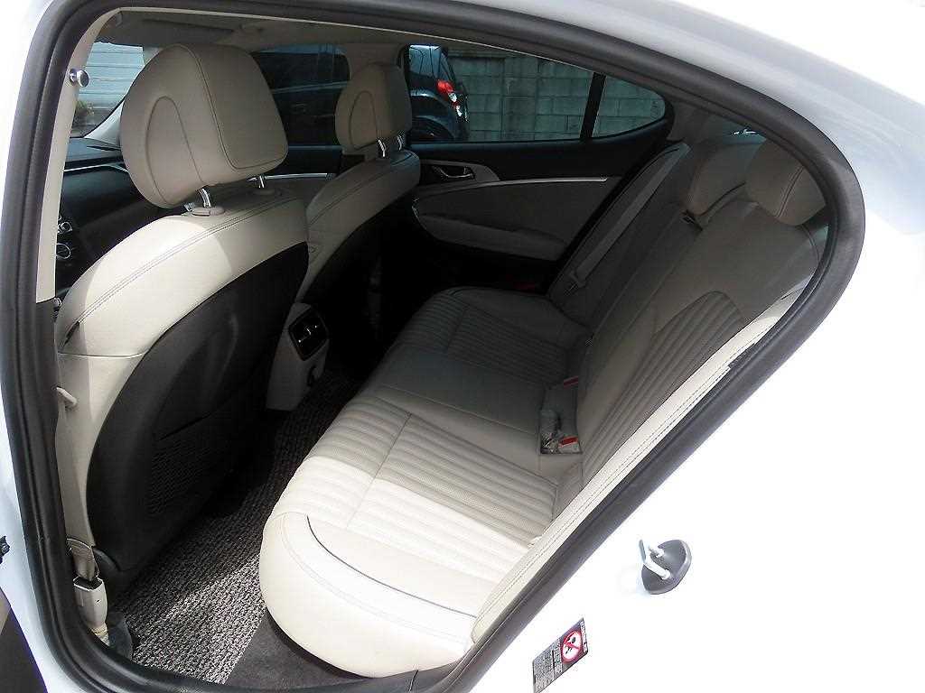 Genesis G70 - Vista 6
