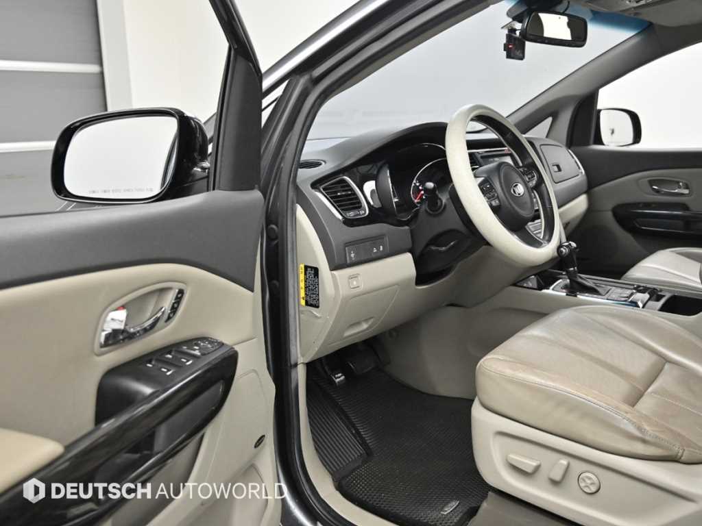 KIA Carnival - Vista 11