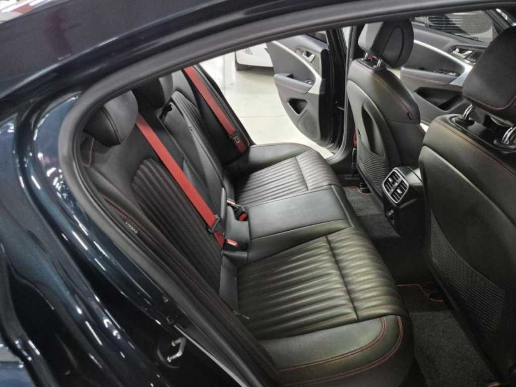 Genesis G70 - Vista 8