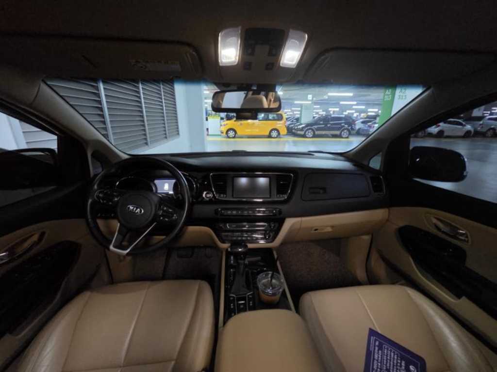 KIA Carnival - Vista 5