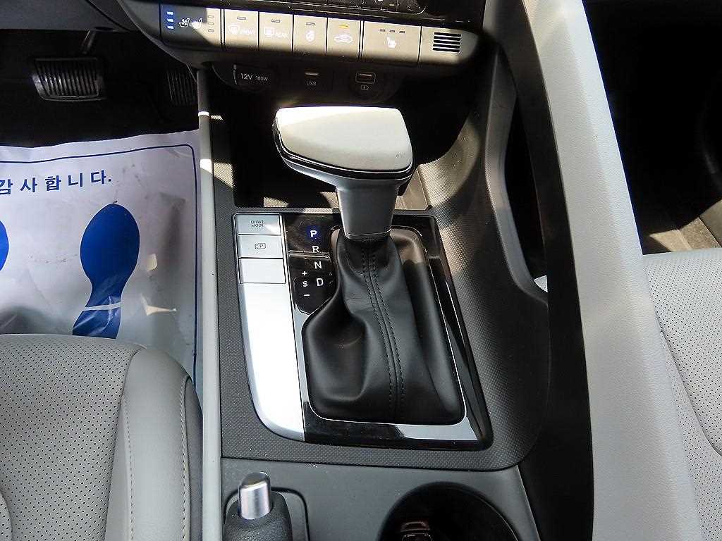 HYUNDAI Avante - Vista 10