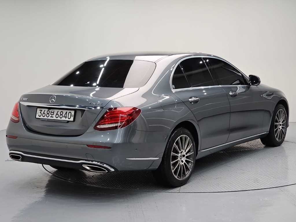 Mercedes Benz E class - Vista 4