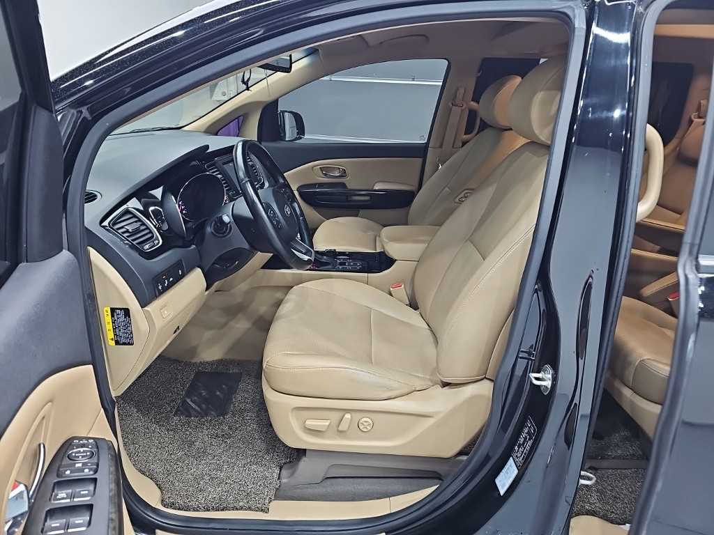 KIA Carnival - Vista 11