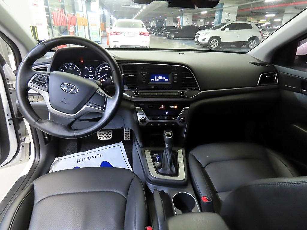 HYUNDAI Avante - Vista 10