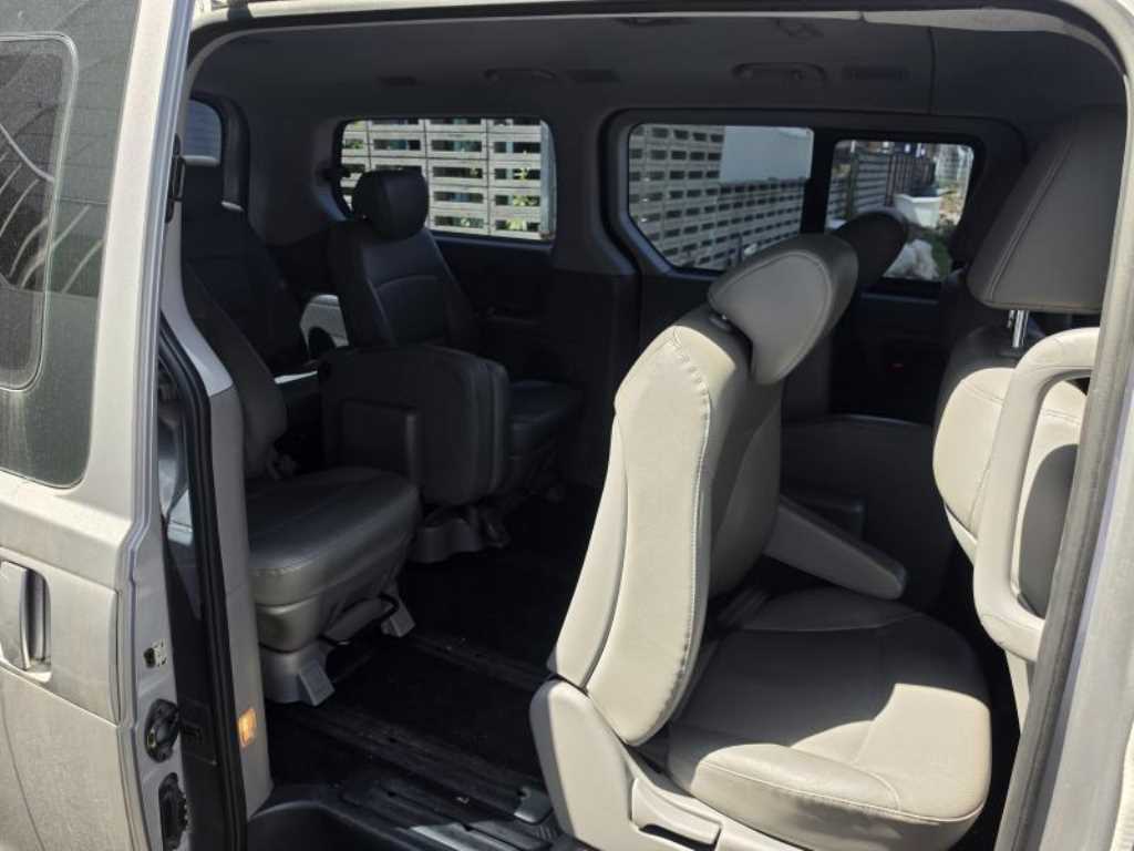 HYUNDAI Starex - Vista 3