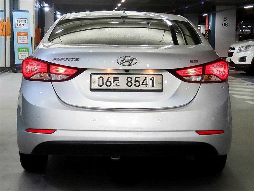 HYUNDAI Avante - Vista 5