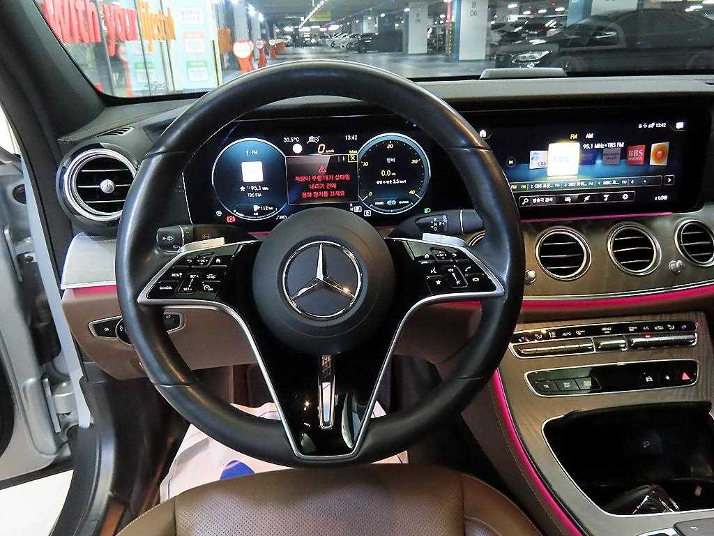 Mercedes Benz E class - Vista 8