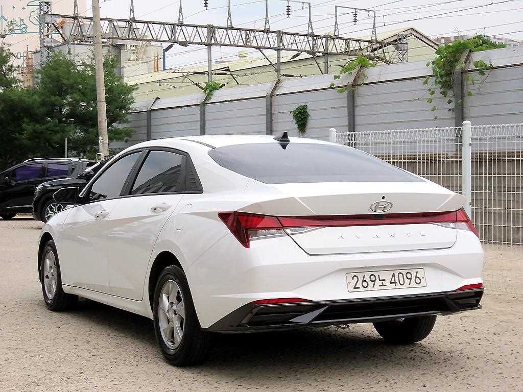 HYUNDAI Avante - Vista 3