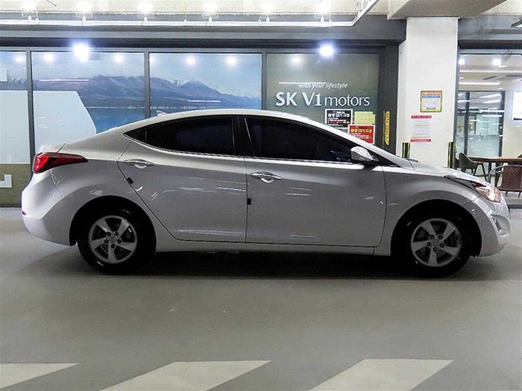 HYUNDAI Avante - Vista 3