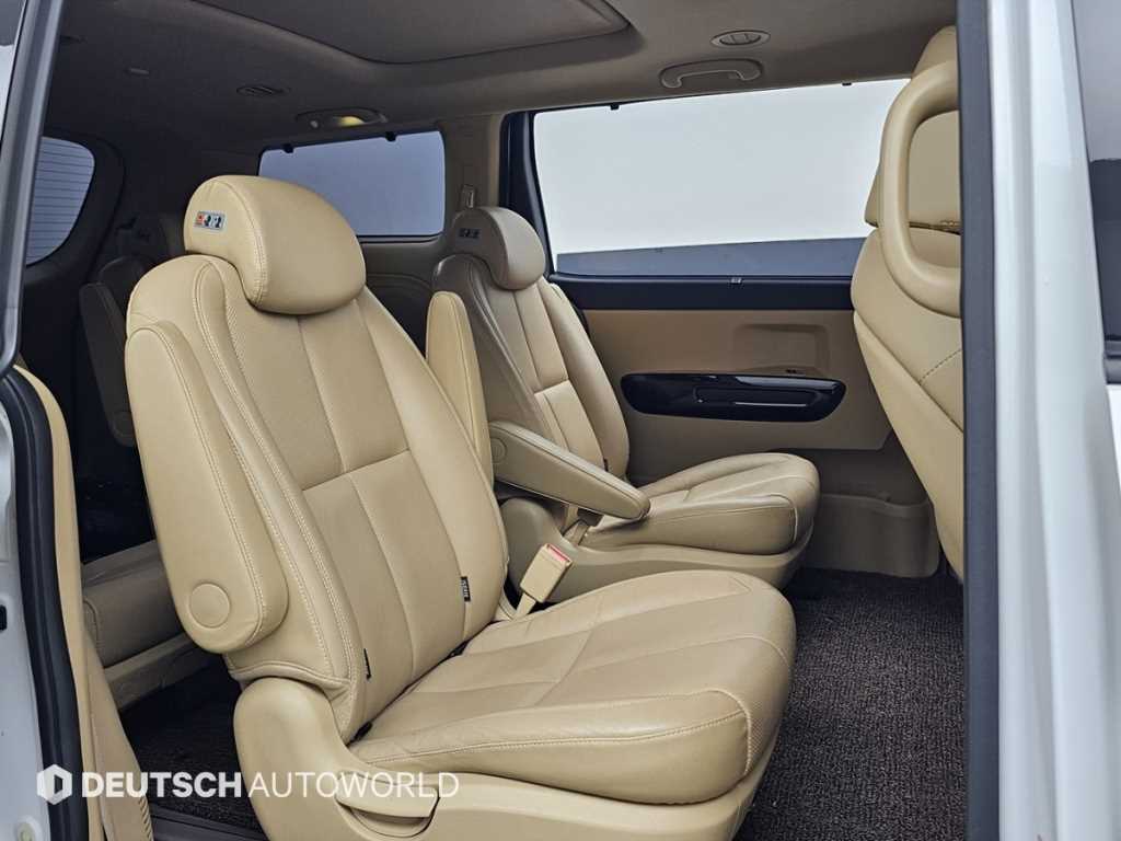 KIA Carnival - Vista 12