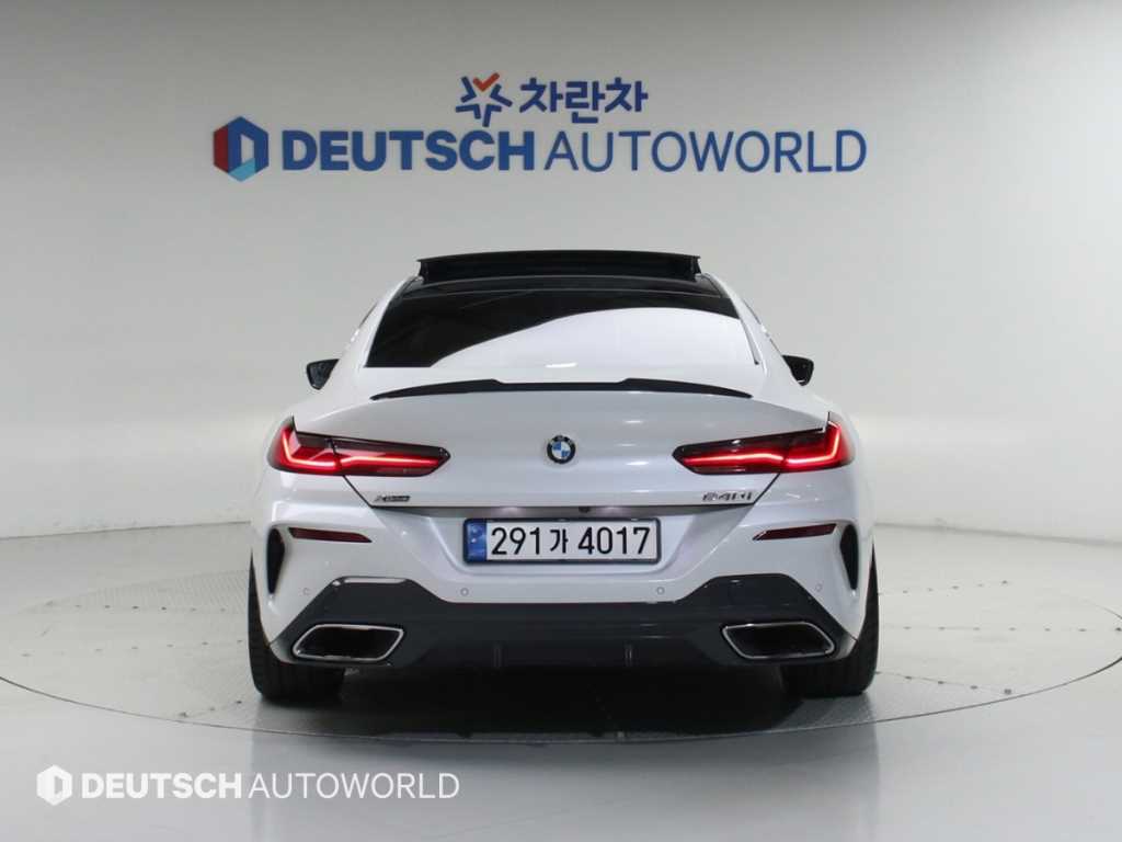BMW 8 Series - Vista 4