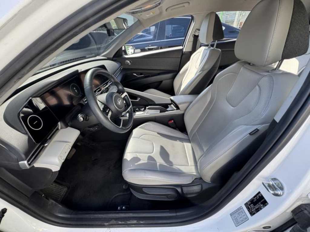 HYUNDAI Avante - Vista 9