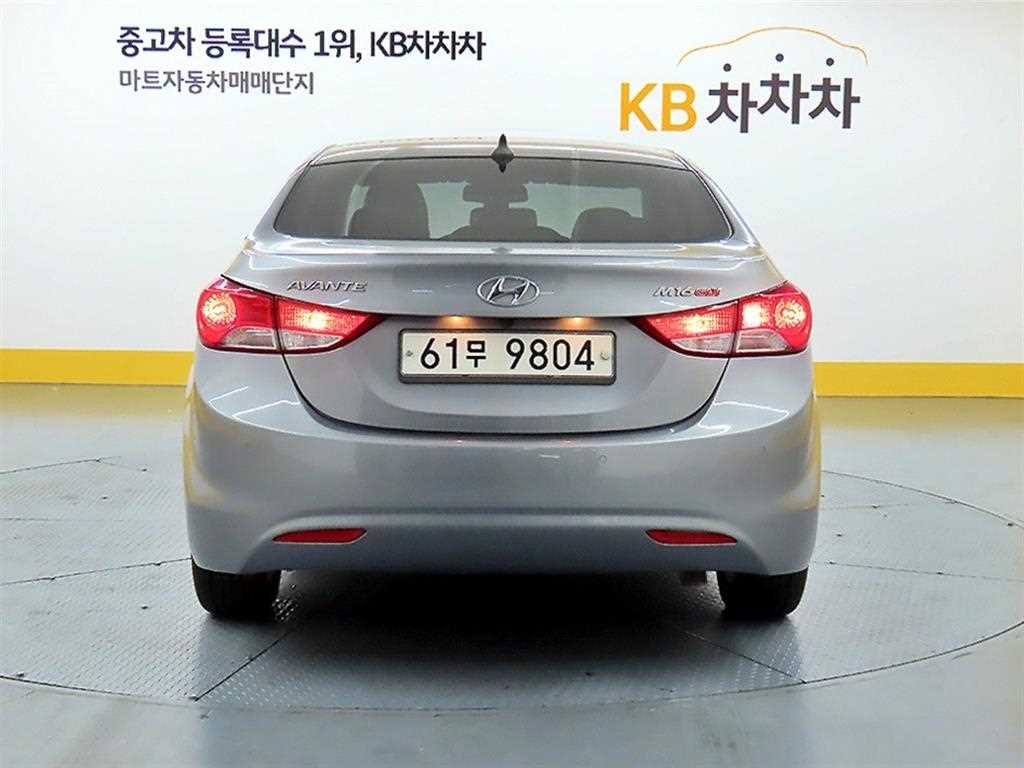 HYUNDAI Avante - Vista 3