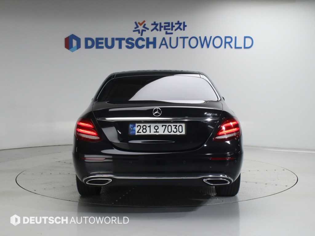 Mercedes Benz E class - Vista 4