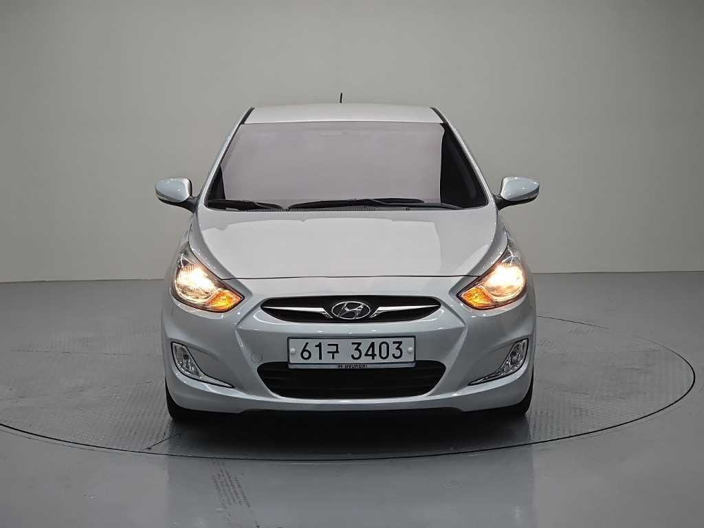 HYUNDAI Accent - Vista 2
