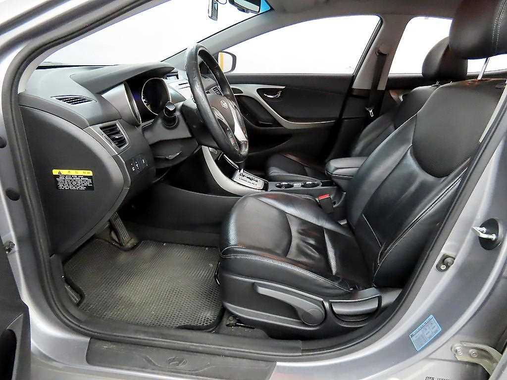 HYUNDAI Avante - Vista 5