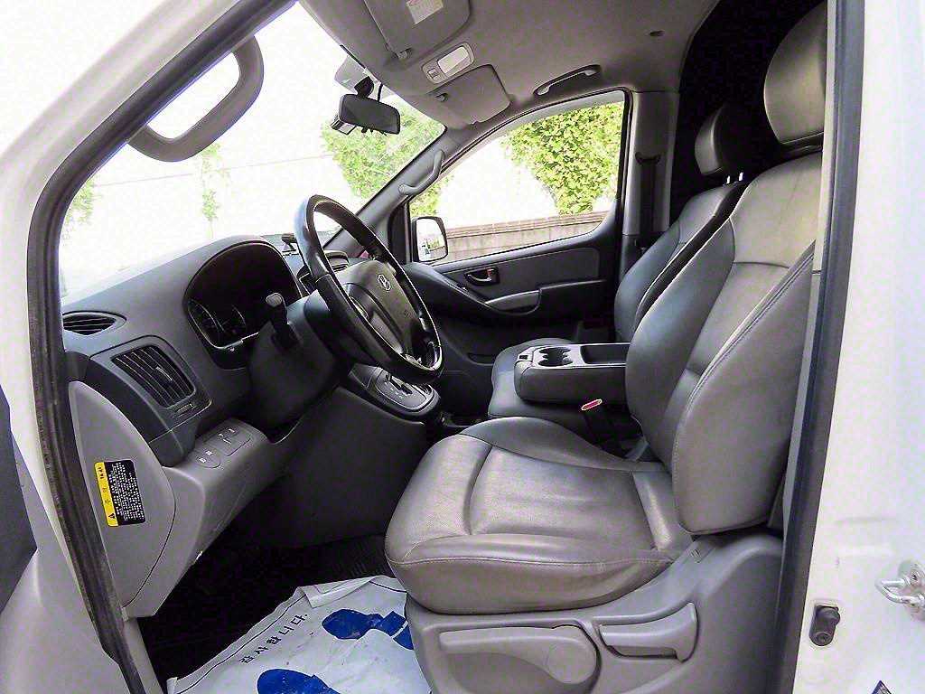 HYUNDAI Starex - Vista 5