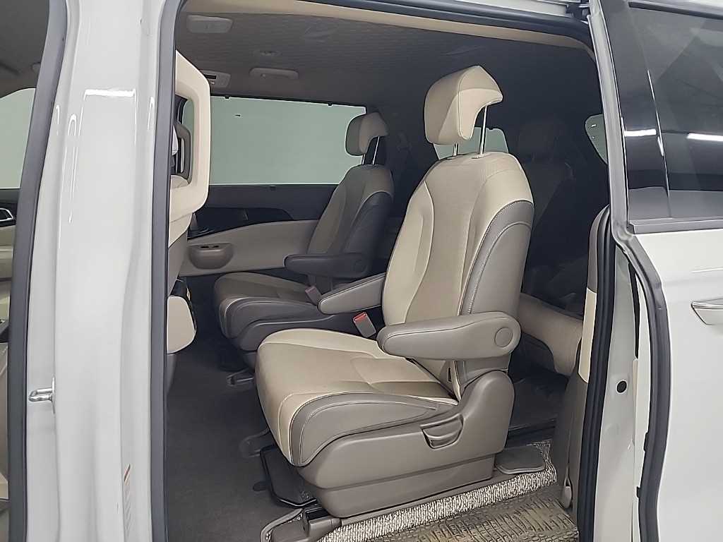 KIA Carnival - Vista 12