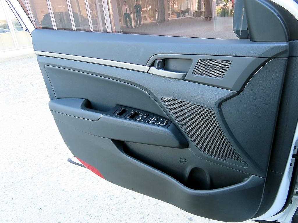 HYUNDAI Avante - Vista 11