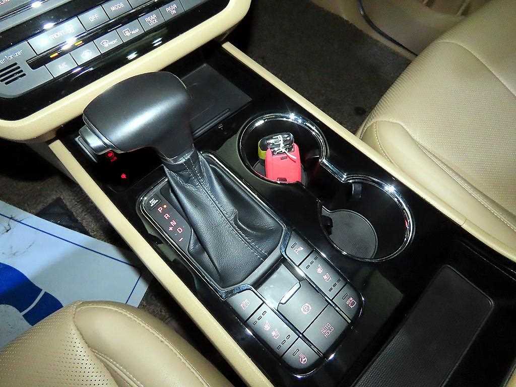 KIA Carnival - Vista 12