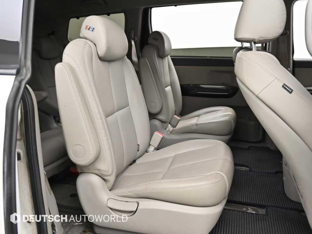 KIA Carnival - Vista 12