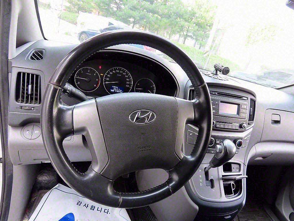 HYUNDAI Starex - Vista 8
