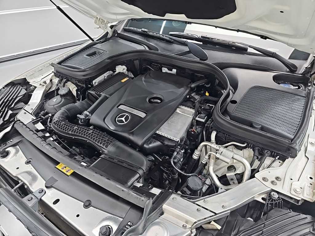 Mercedes Benz GLC Class - Vista 5