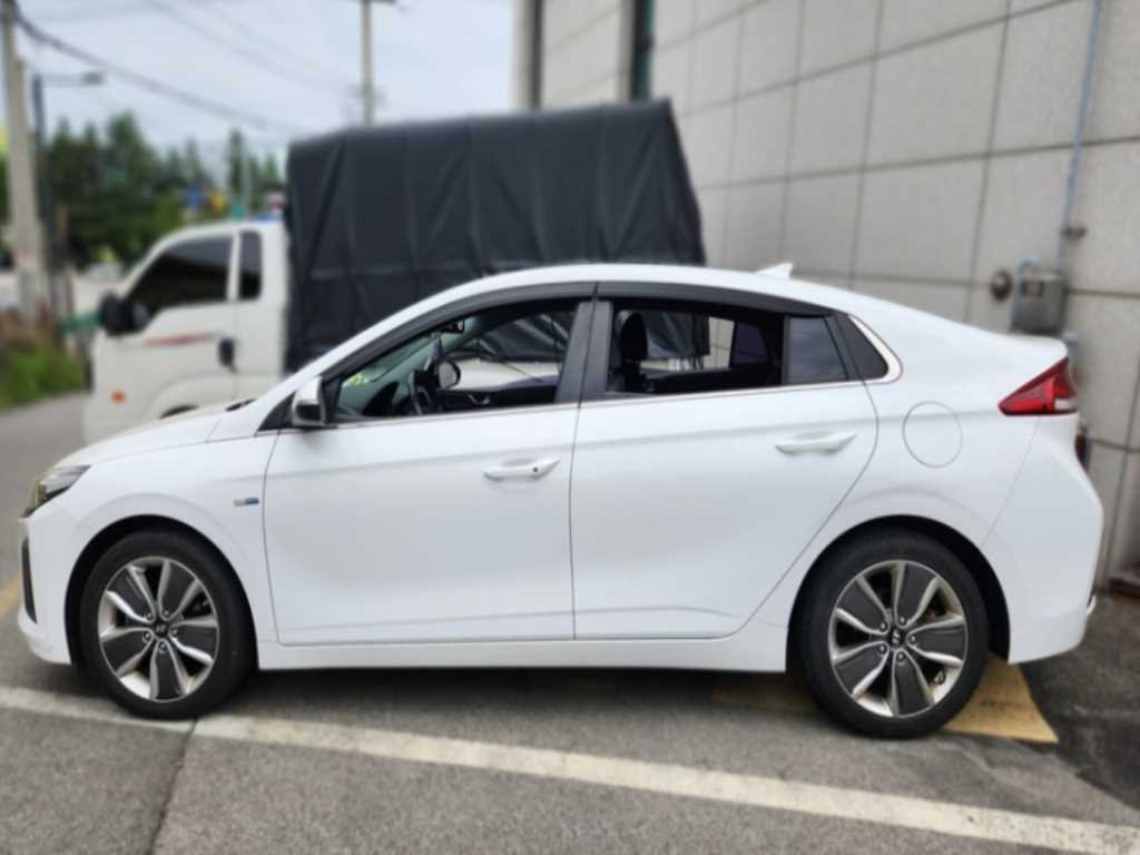 HYUNDAI Ioniq - Vista 3