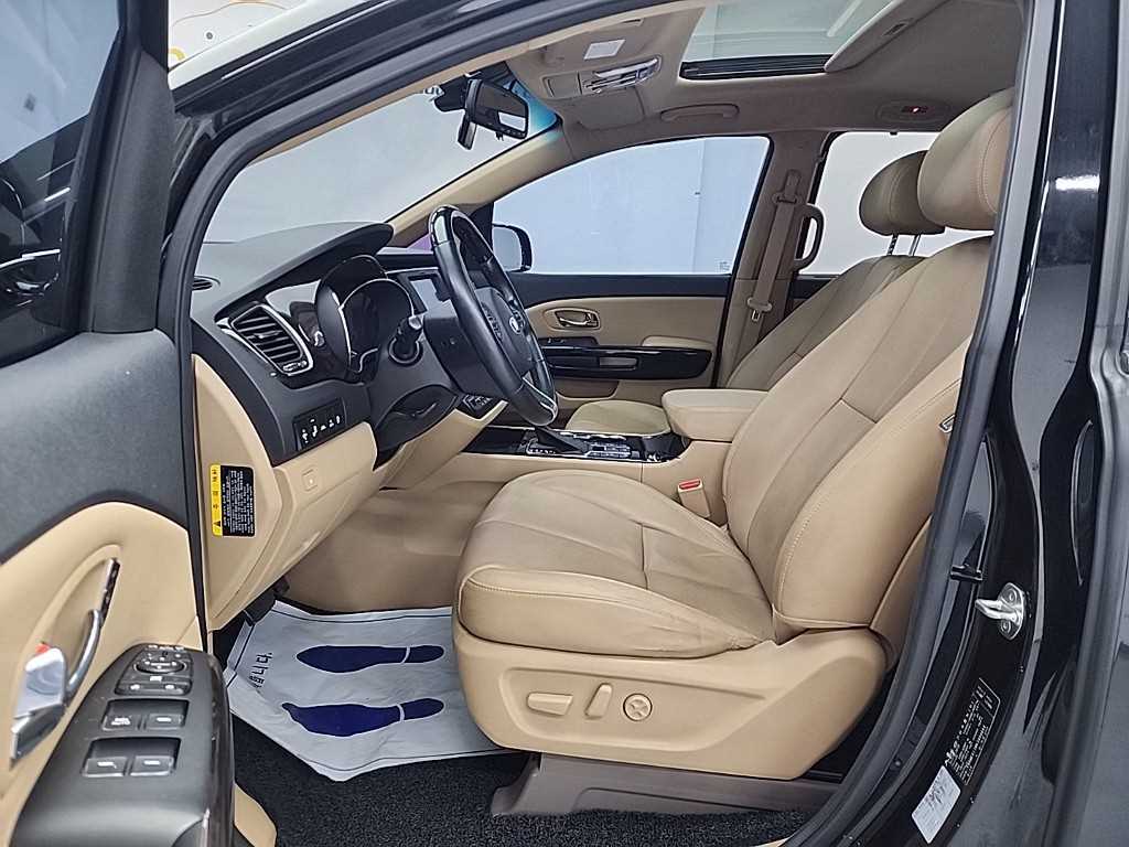 KIA Carnival - Vista 11