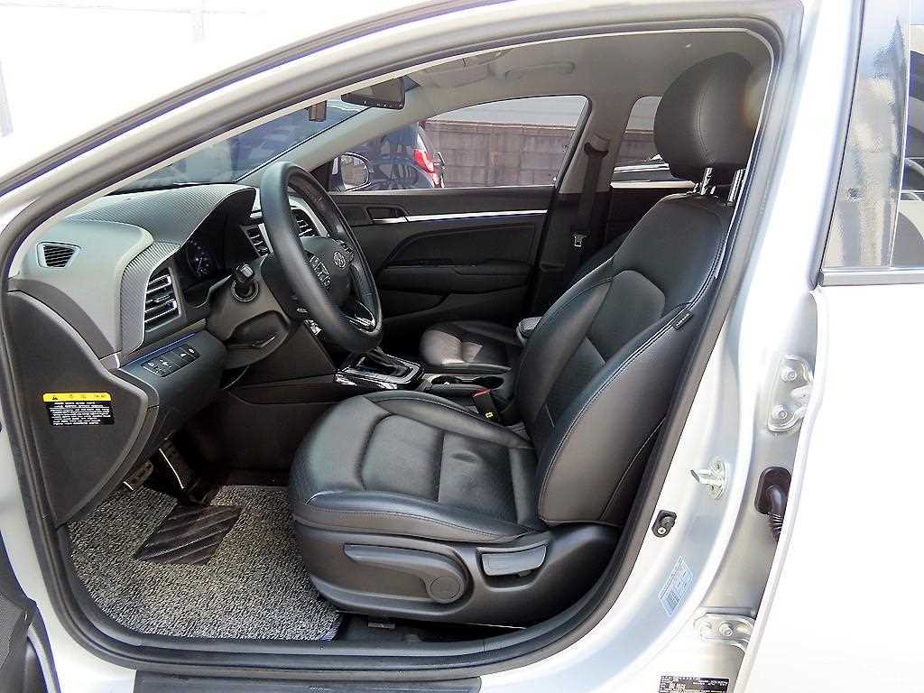 HYUNDAI Avante - Vista 5