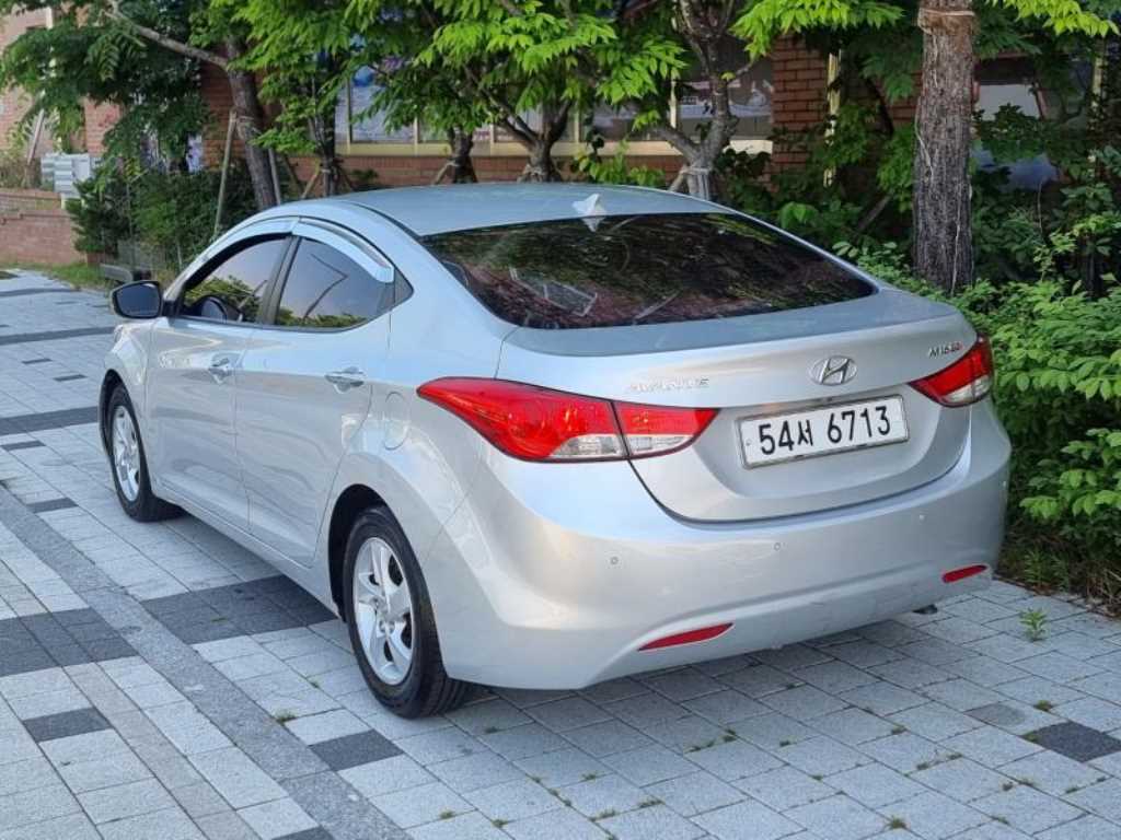 HYUNDAI Avante - Vista 3