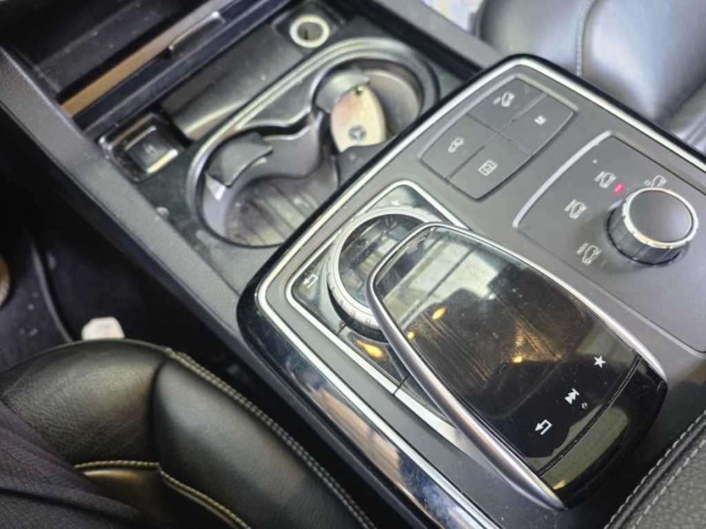 Mercedes Benz GLE Class - Vista 9