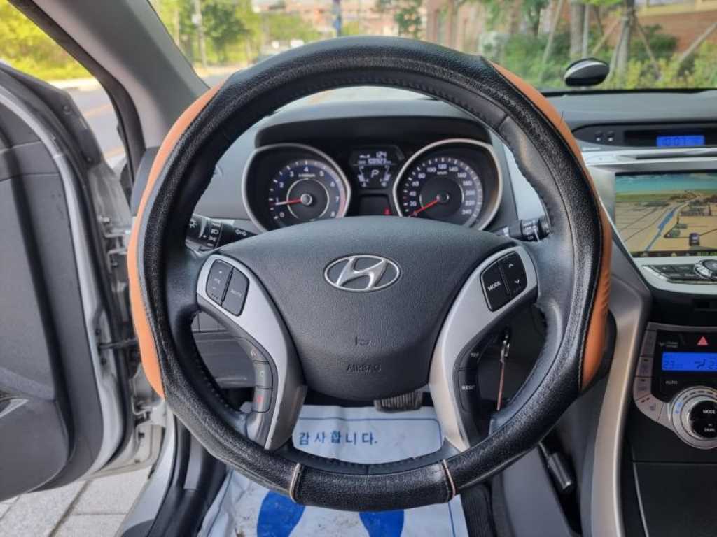 HYUNDAI Avante - Vista 10