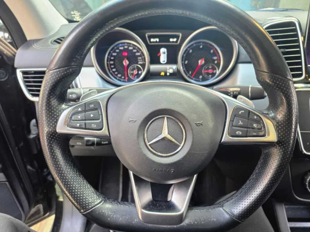 Mercedes Benz GLE Class - Vista 11