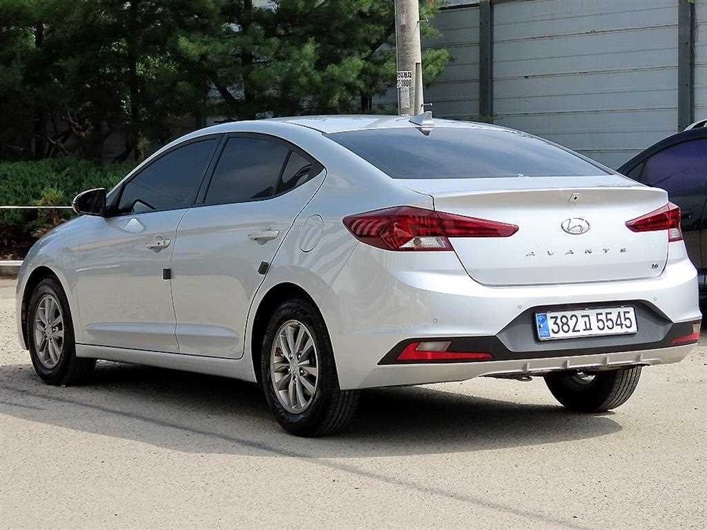HYUNDAI Avante - Vista 3