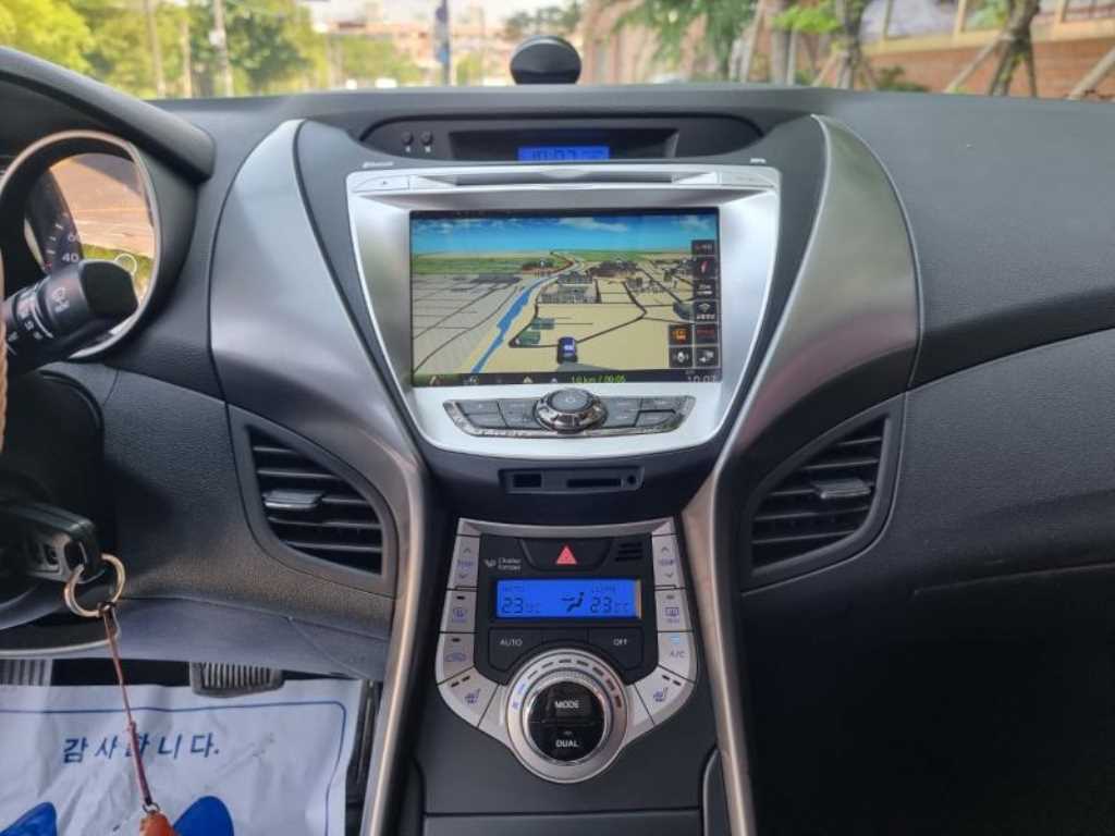 HYUNDAI Avante - Vista 9