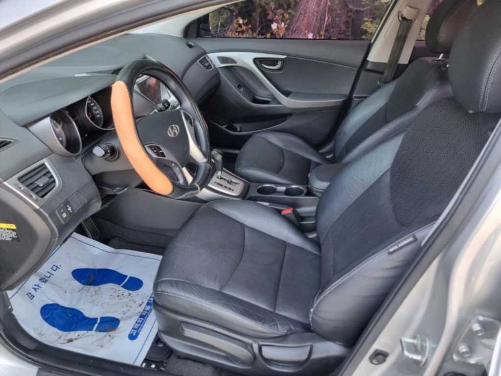 HYUNDAI Avante - Vista 5