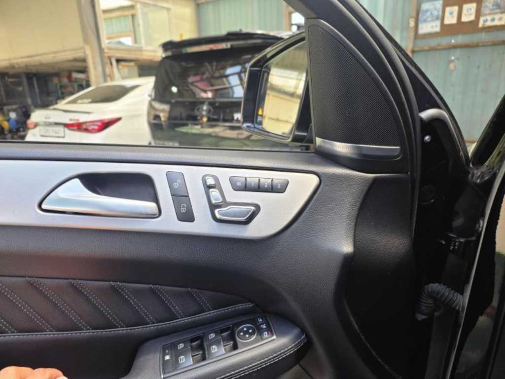 Mercedes Benz GLE Class - Vista 5