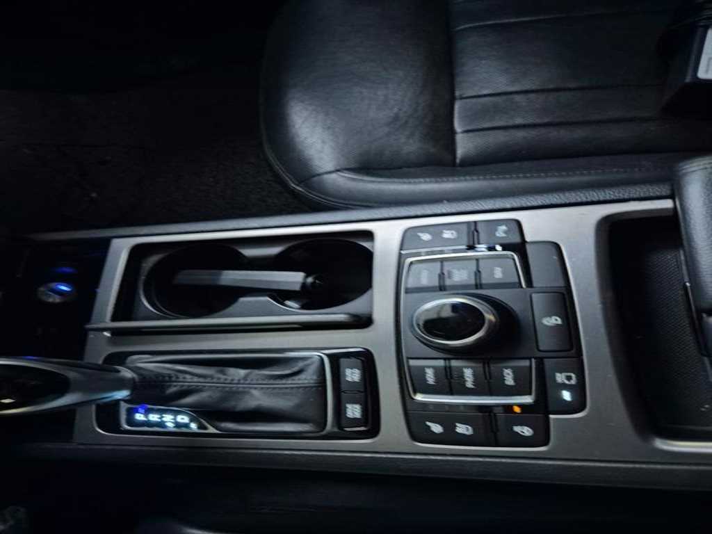HYUNDAI Genesis - Vista 5