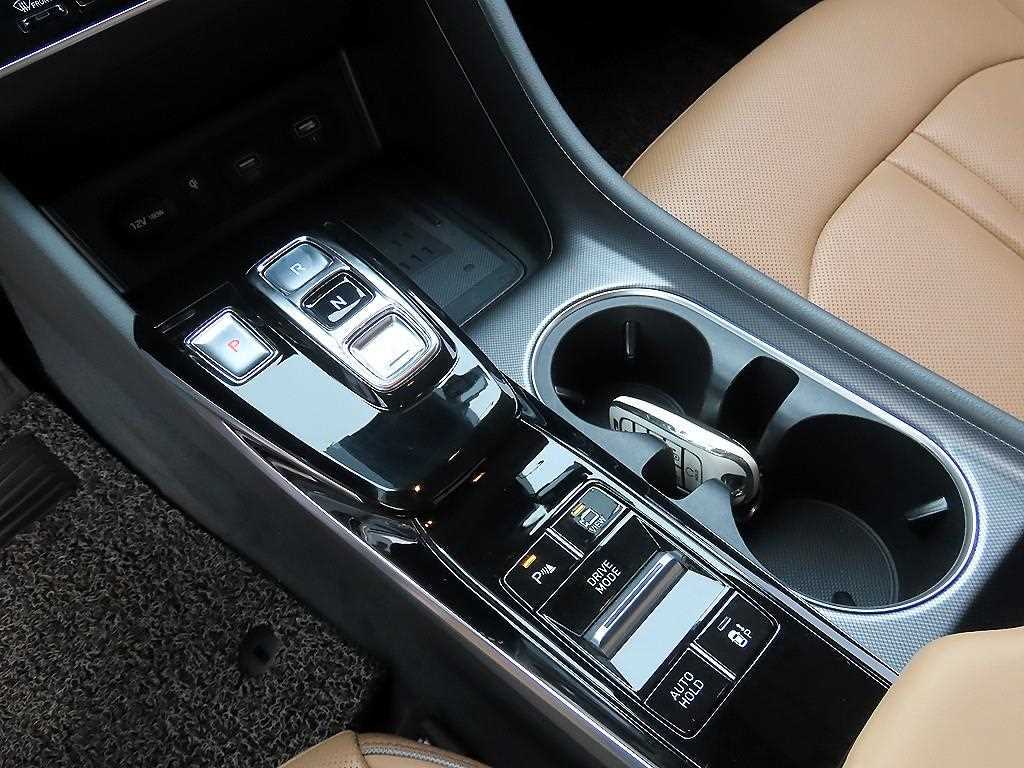 HYUNDAI Sonata - Vista 12