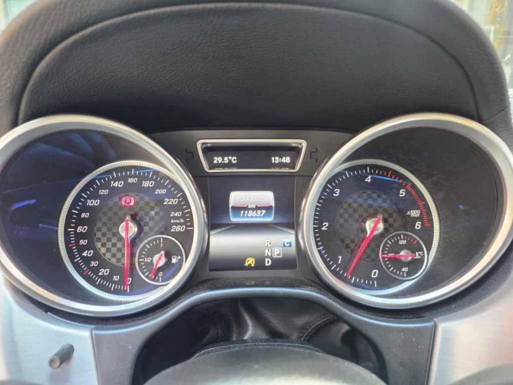 Mercedes Benz GLE Class - Vista 12