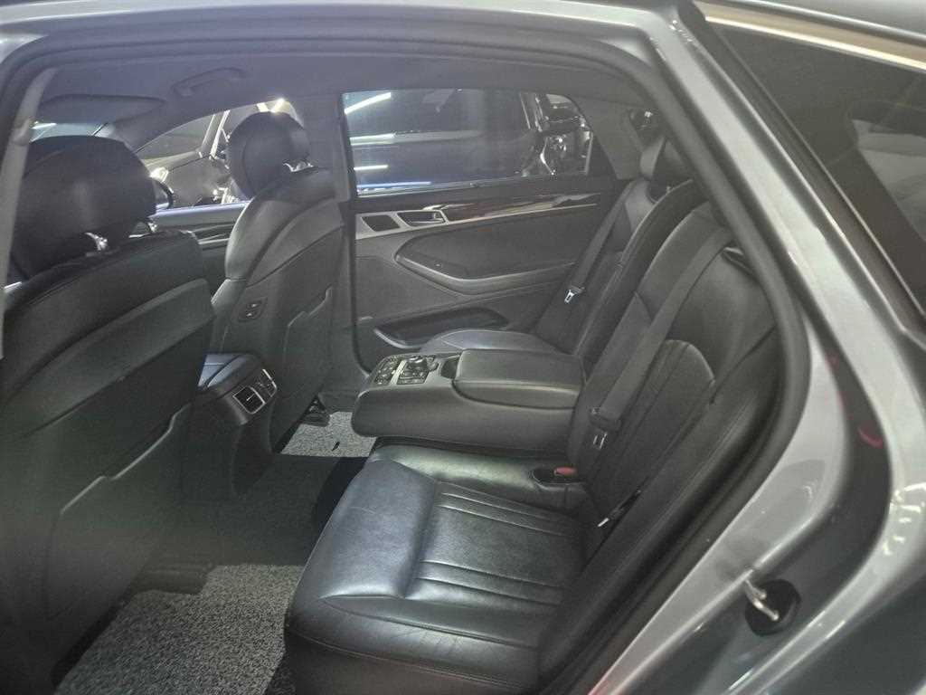 HYUNDAI Genesis - Vista 10