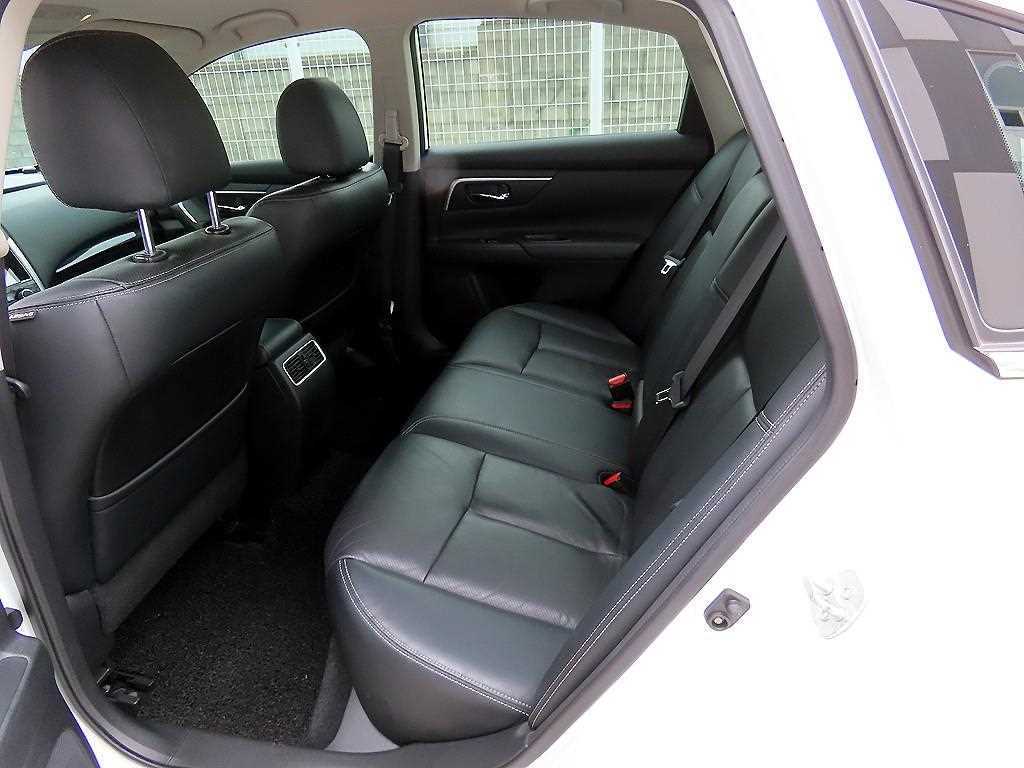 Nissan Altima - Vista 6