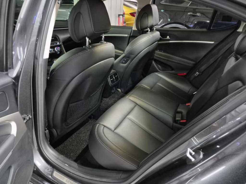 Genesis G70 - Vista 9